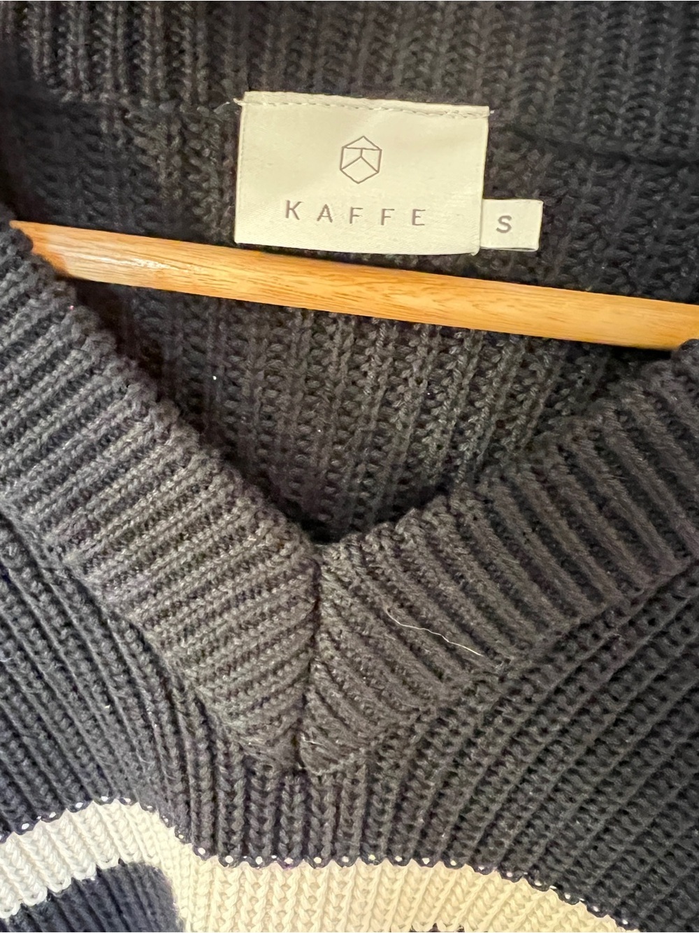 KAFFE Striped V-Neck Knit Sweater Women’s Small Navy Cream Chunky Pullover Cozy - Picture 4 of 6